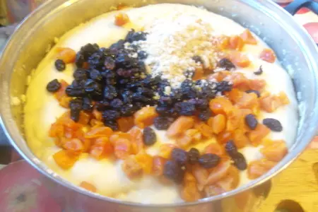 Кулич  с орехами и курагой: шаг 2