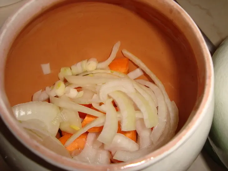 Мясо с черносливом в горшочке: шаг 1