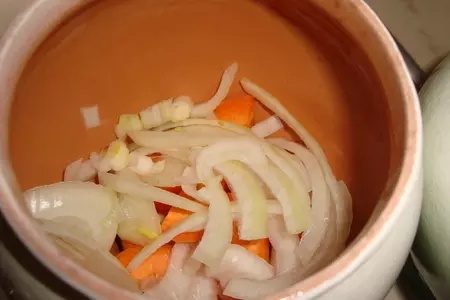 Мясо с черносливом в горшочке: шаг 1