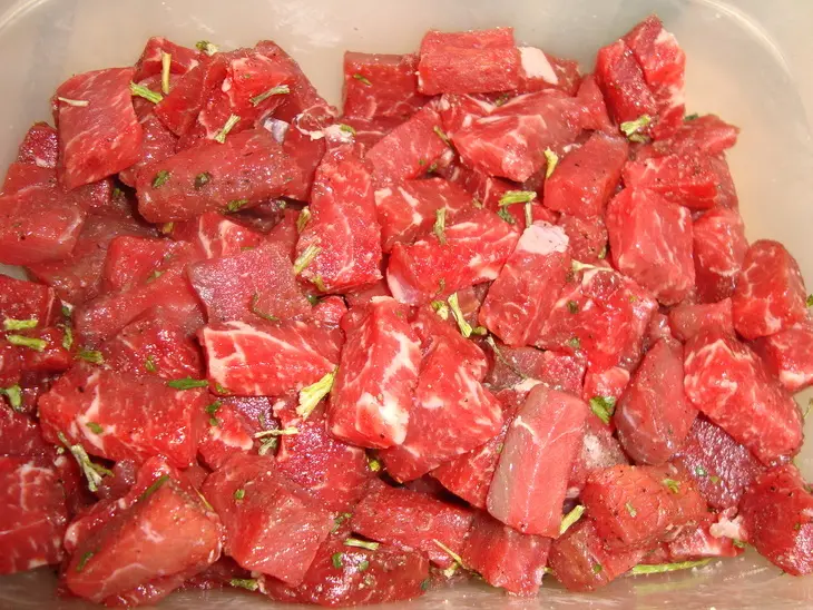 Мясо с черносливом в горшочке: шаг 2