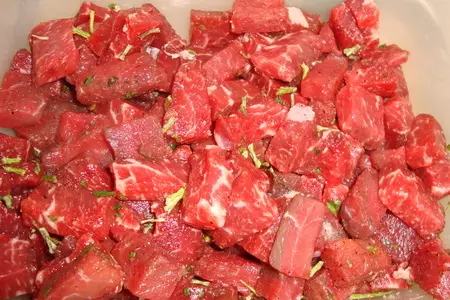 Мясо с черносливом в горшочке: шаг 2