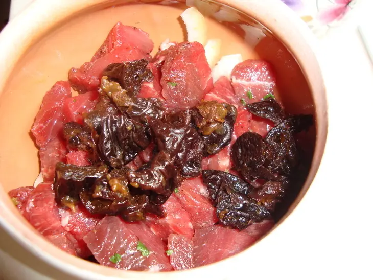 Мясо с черносливом в горшочке: шаг 3