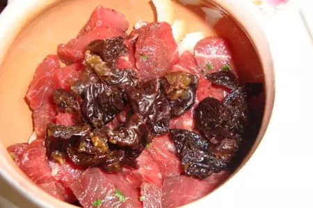 Мясо с черносливом в горшочке: шаг 3