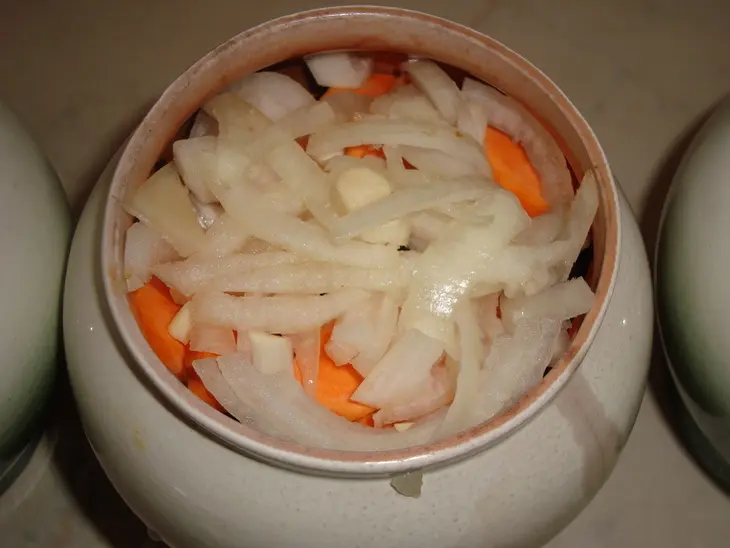 Мясо с черносливом в горшочке: шаг 4