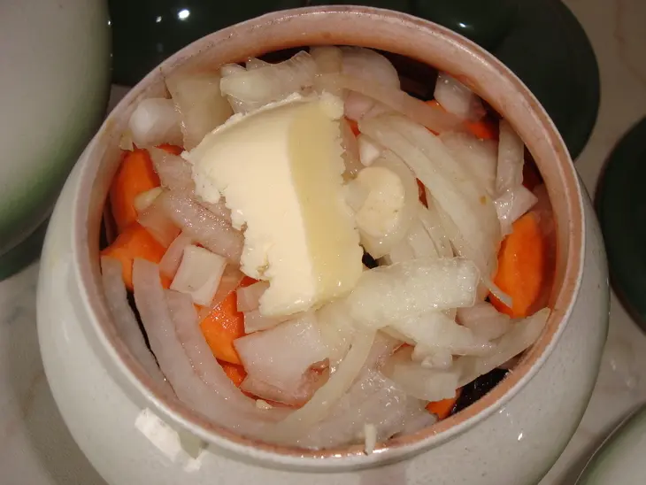 Мясо с черносливом в горшочке: шаг 5