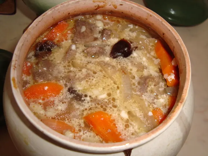Мясо с черносливом в горшочке: шаг 6