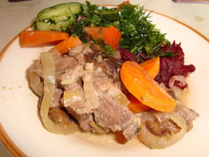 Мясо с черносливом в горшочке: шаг 7