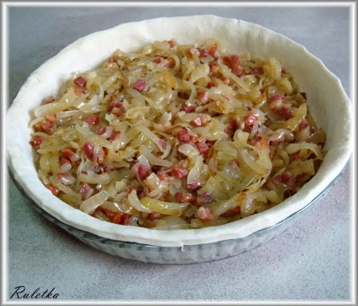 Луковый киш с грудинкой.: шаг 11