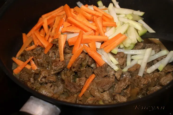 Азу с редькой и солёными огурцами: шаг 2