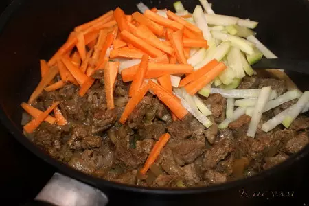Азу с редькой и солёными огурцами: шаг 2