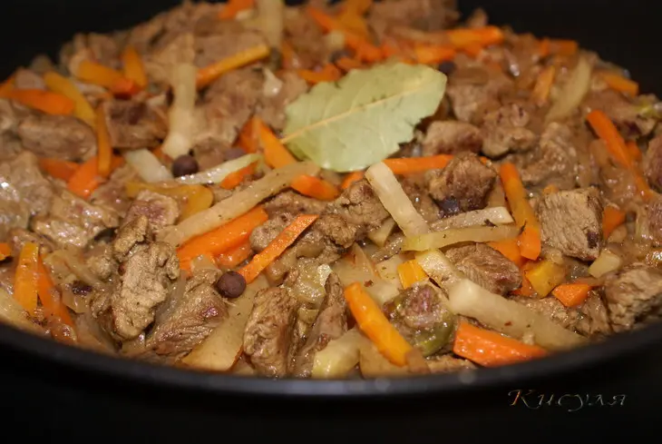 Азу с редькой и солёными огурцами: шаг 3