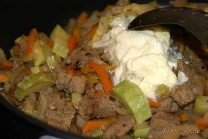 Азу с редькой и солёными огурцами: шаг 4