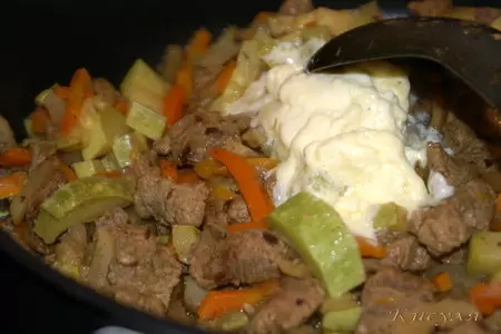 Азу с редькой и солёными огурцами: шаг 4