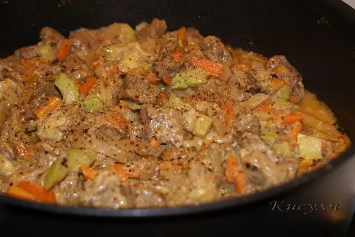 Азу с редькой и солёными огурцами: шаг 5