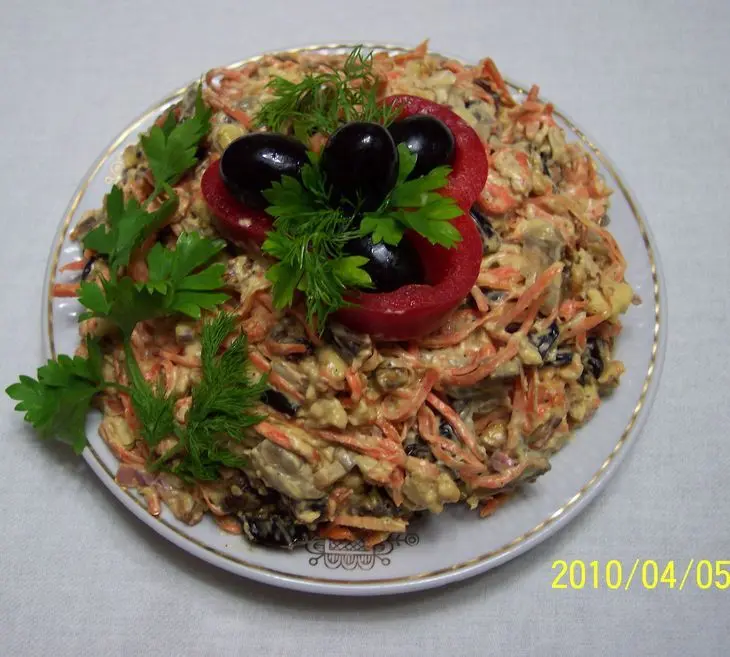Салат из моркови с черносливом: шаг 1