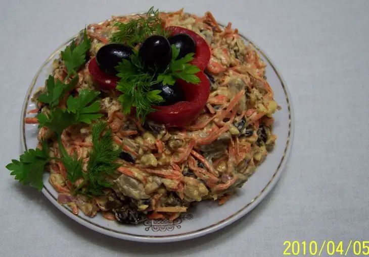 Салат из моркови с черносливом: шаг 4