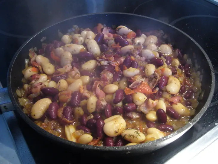Фасоль, запеченная с яйцами: шаг 4