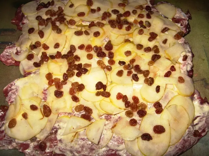 Мясной рулет с яблочно-изюмовой начинкой: шаг 3