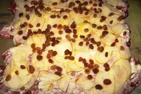 Мясной рулет с яблочно-изюмовой начинкой: шаг 3