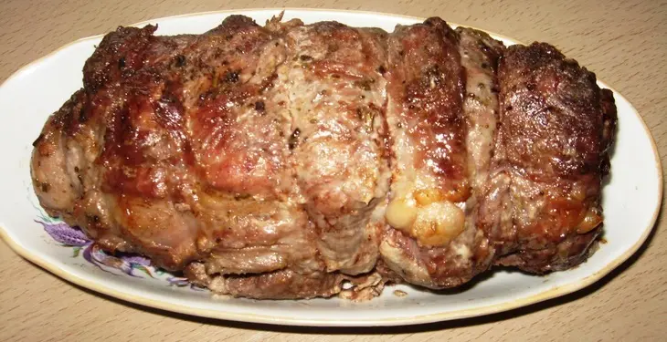 Мясной рулет с яблочно-изюмовой начинкой: шаг 6