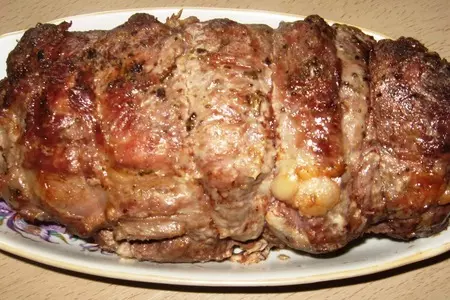 Мясной рулет с яблочно-изюмовой начинкой: шаг 6