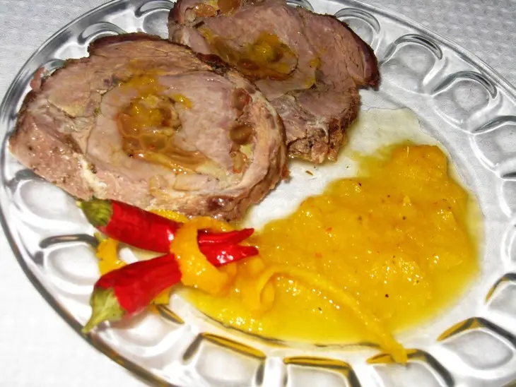 Мясной рулет с яблочно-изюмовой начинкой: шаг 7