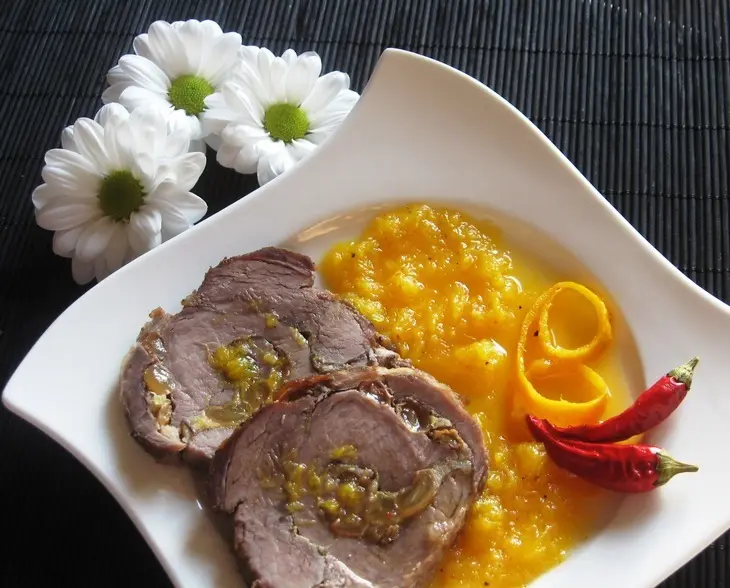 Мясной рулет с яблочно-изюмовой начинкой: шаг 8