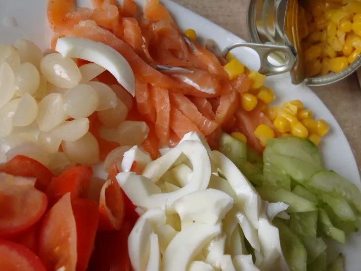 Легкий салат с красной рыбой и маринованным лучком: шаг 1