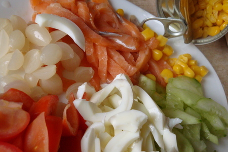 Легкий салат с красной рыбой и маринованным лучком: шаг 1