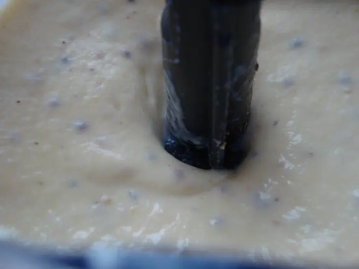 Легкий салат с красной рыбой и маринованным лучком: шаг 2