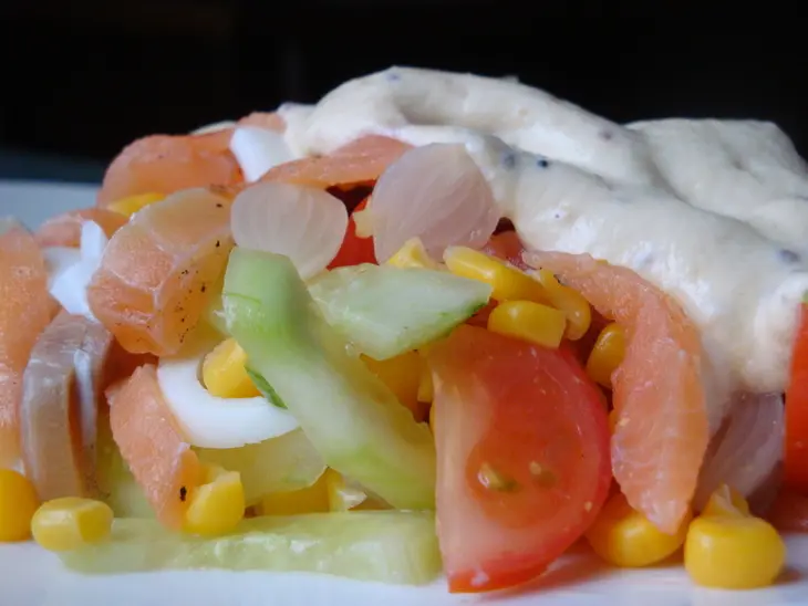 Легкий салат с красной рыбой и маринованным лучком: шаг 3