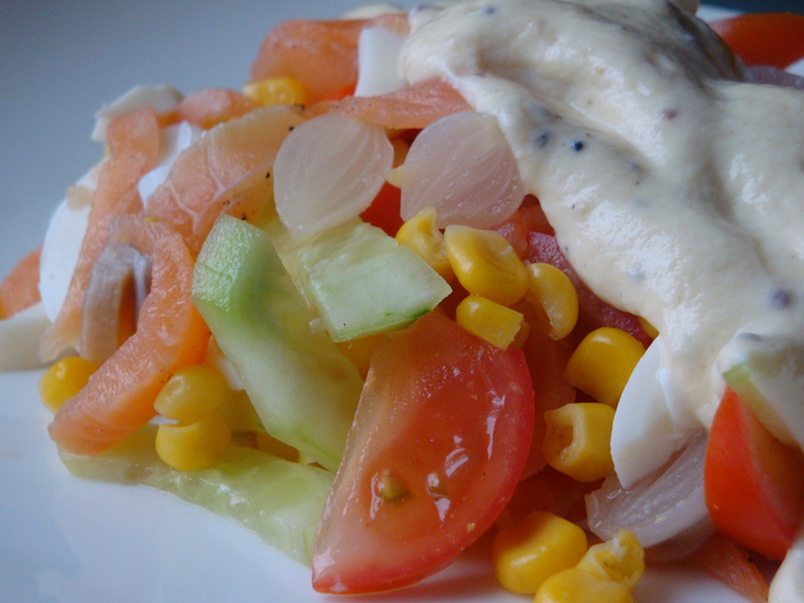 Легкий салат с красной рыбой и маринованным лучком: шаг 4