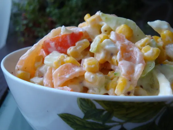 Легкий салат с красной рыбой и маринованным лучком: шаг 5