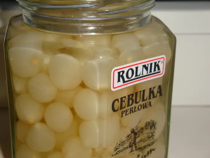 Легкий салат с красной рыбой и маринованным лучком: шаг 6