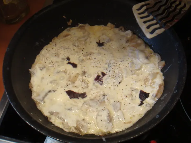 Мясной рулетик с грибным соусом: шаг 3