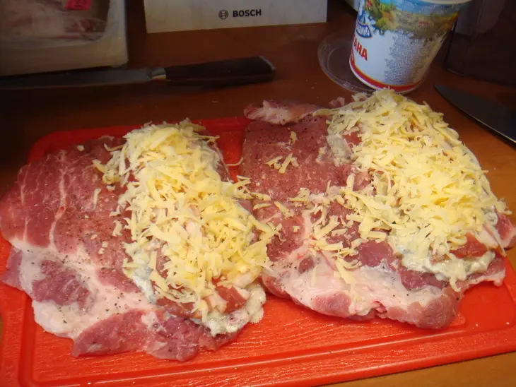 Мясной рулетик с грибным соусом: шаг 4