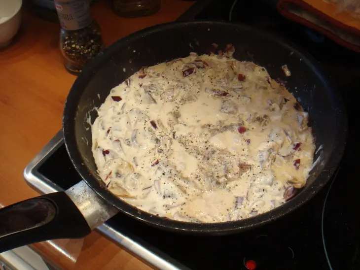 Мясной рулетик с грибным соусом: шаг 6