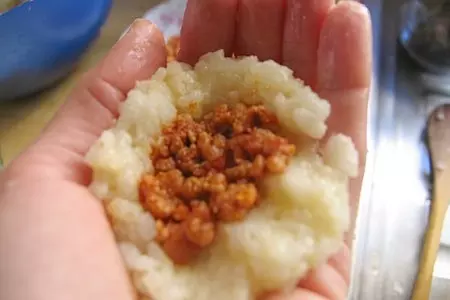 Рисовые крокеты с начинкой из фарша и моцареллы: шаг 3