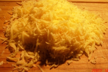 Салат сырный с ананасами: шаг 1