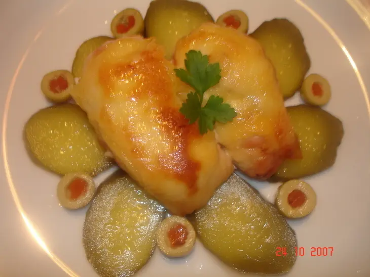 Куриные рулеты с грушей под сыром: шаг 1