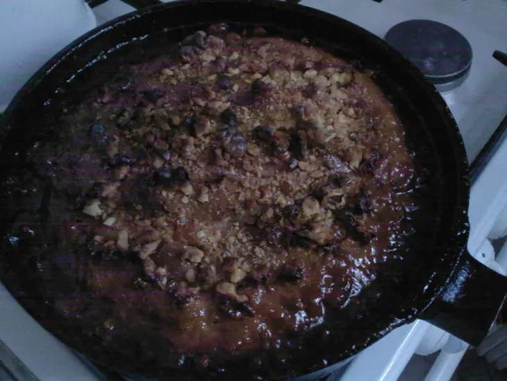Пирог с изюмом, вишней и тыквой в медовой заливке: шаг 4