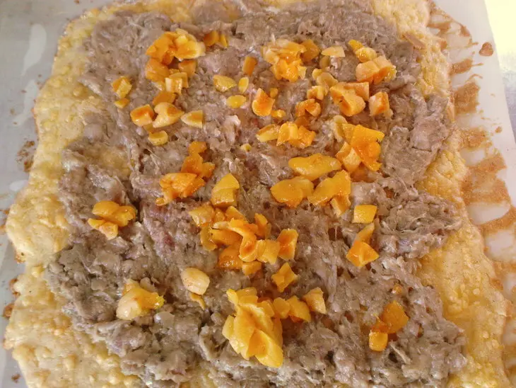 Мясной рулет с курагой в сыре: шаг 9