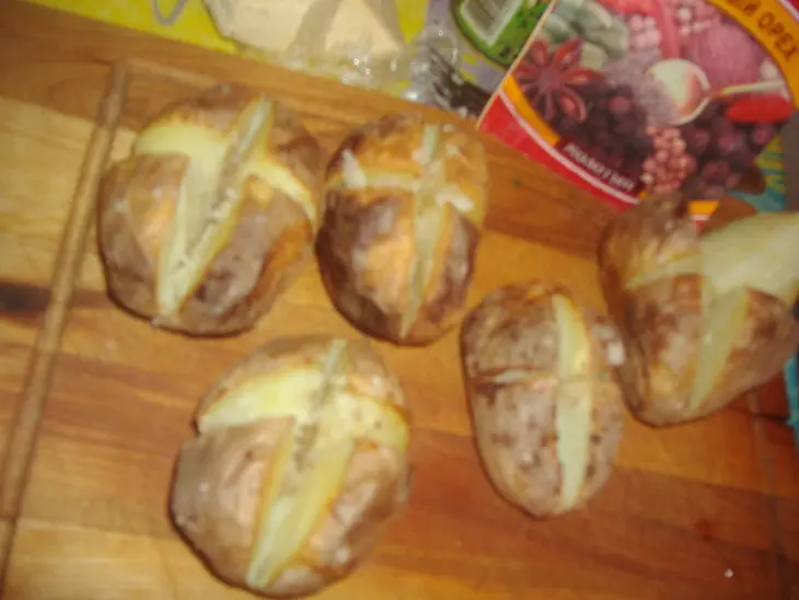 Запечённый картофель с лёгким салатиком!: шаг 4