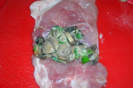 Куриные рулетики с миндально-грибной начинкой в йогуртовой заливке: шаг 6