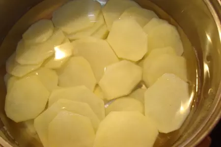 Сочный киш с курочкой, картофелем и сыром.: шаг 1