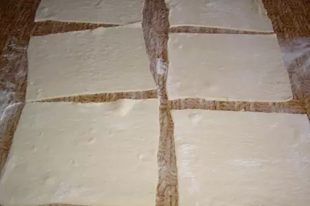 Закусочный пирог из слоеного теста с сыром и зеленью: шаг 1