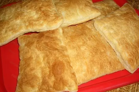 Закусочный пирог из слоеного теста с сыром и зеленью: шаг 2