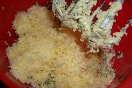 Закусочный пирог из слоеного теста с сыром и зеленью: шаг 4