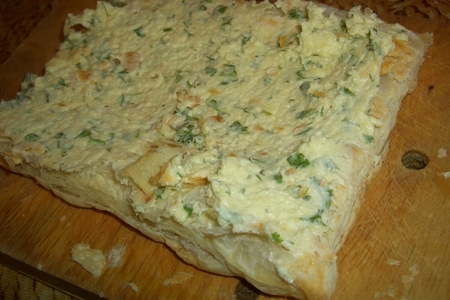 Закусочный пирог из слоеного теста с сыром и зеленью: шаг 5