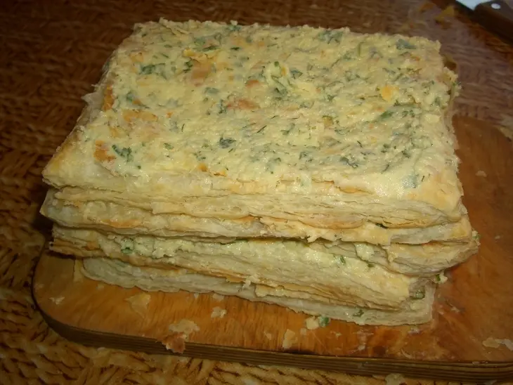 Закусочный пирог из слоеного теста с сыром и зеленью: шаг 6